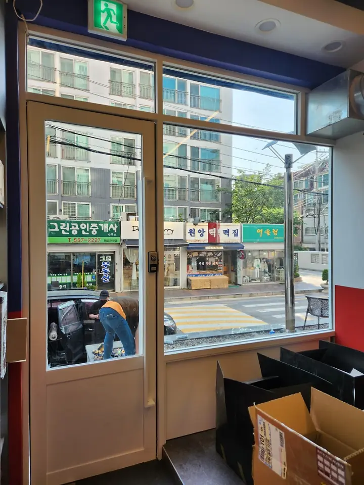 강남구 햄버거 매장 매장 입구 현장 사진 10